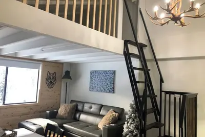 Image de Snowy Mountain Retreat! Ski In/Out escape with Hot tub, Sauna, and Xbox fun.