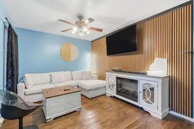 Image de Walkable Foliage Haven with Pickleball Court