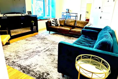 Image de Charming Renovated 2br Bungalow • Blocks from Downtown & U of I