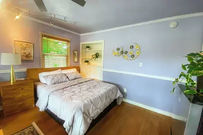 Image de Sweet Home with Ample Parking. Only 1-min to Freeway!