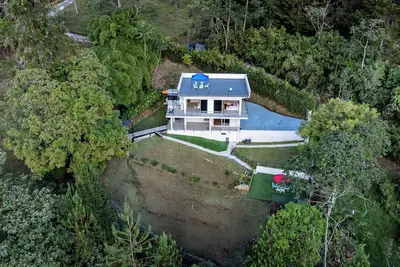 Image de Sleeps 11 - 9 beds, Starlink Wi-Fi, dual BBQs, plus optional chef, transport