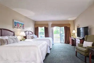 Image de Relaxing Riverside Stay | Pool, Spa & Island Dining Experience | Free Parking!