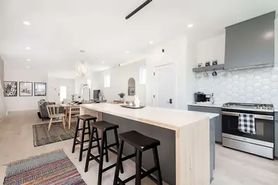 Image de Modern Luxe Retreat | Hot Tub | Garage | Near Dt