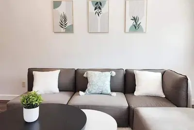 Image de Modern Family Retreat | Near Disneyland | Pet-Friendly Yard & Views