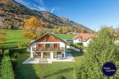 Image de À seulement 2 km du lac d’Annecy et du charmant village de Menthon-Saint-Bernard, L’Écrin de Bluffy vous accueille dans un cadre paisible entre lac et montagnes.