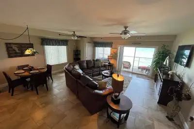 Image de Irresistible Sanctuary 3 bedroom/3bath lakefront condo indoor pool/private beach