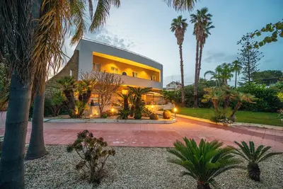 Image de Pink Moon Villa. Private Pool. Close to the Beach. 10 guests. Luxury.