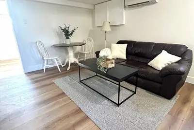 Image de Cozy basement suite in a great central location!