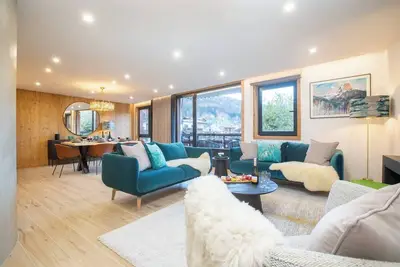 Image de More Mountain - Demi Lune. Emplacement central à Morzine et à moins de 2 minutes à pied des principales remontées mécaniques, bars et restaurants.