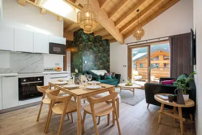 Image de More Mountain – Penthouse Buena Vista. Emplacement central à Morzine, à côté du téléphérique de Pleney. Accès rapide aux pistes et à la ville.