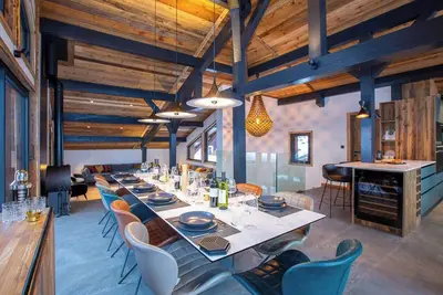 Image de More Mountain - Chalet 218 est un chalet de luxe indépendant situé au centre de Morzine. Jacuzzi extérieur, sauna en bois et grande terrasse avec vue.