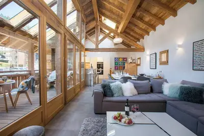 Image de This chalet is a 4 bedroom(s), 4. 5 bathrooms, located in Morzine, Auvergne-Rhône-Alpes.