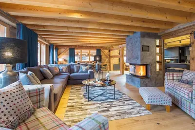 Image de More Mountain – Chalet La Cornette est un chalet de luxe indépendant avec salle de cinéma, cheminée à bois et sauna. Idéalement situé au centre de Morzine.