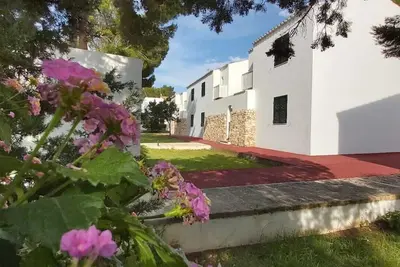 Image de New Listing! Renovated apartment 3 minute walk to the beach (Julieta 7)