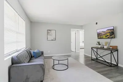 Image de Charming 2-Bedroom Retreat | Comfort Meets Style