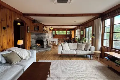 Image de Lakefront lodge in Narrowsburg, Ny • cozy fireside spots • canoeing • sledding