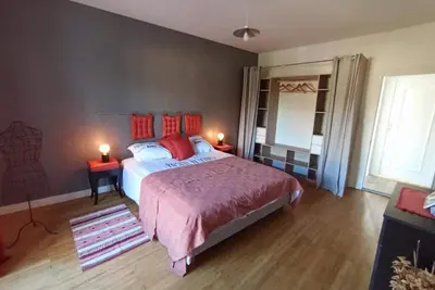 Image de logement au bord de l'eau, centre bourg