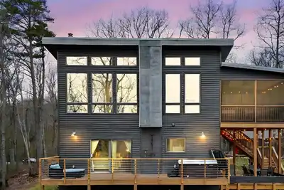 Image de Private wooded escape on 10 1/2 acres. Views, hot tub, trails, and more!