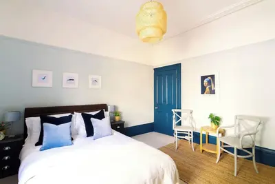 Image de 🌊Shore Stay – Seaside Retreat with Parking! 🌊