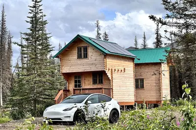 Image de Solar Powered Lakefront Twin Tiny Houses in Cantwell Alaska, Perfect for a Group Getaway to Denali National Park