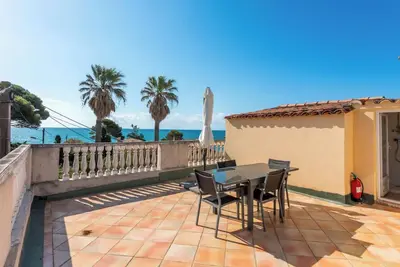 Image de villa a 50 mètres de la mer vue mer au coeur du village de st Aygulf