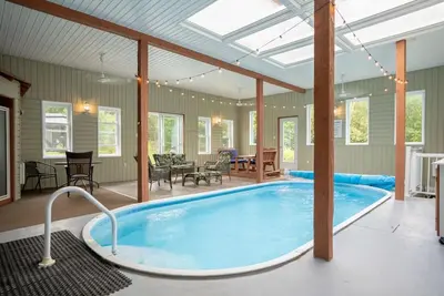 Image de Piscine intérieure, ping pong, pet friendly.
