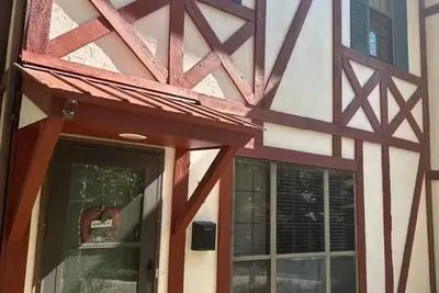 Image de Serenity Haus centrally-located townhome only. 2 of a mile from downtown. .