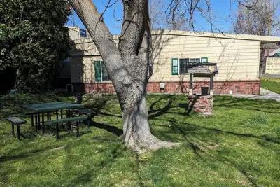 Image de Tranquil 4-bedroom house with Ac in charming Weed