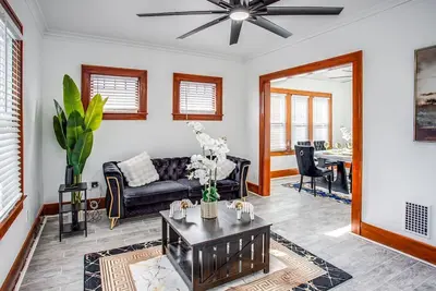 Image de Elegant Retreat by UofR/Rit/Airport Steps Strong Hospital