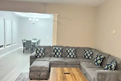 Image de Expansive 5br Home steps away from Trader Joe's