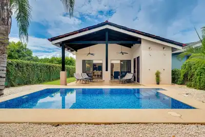 Image de pacious tropical retreat with private pool, patio grill & pet friendly
