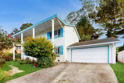 Image de Colonial-style home w/fireplace, large yard, W/D - close to shopping & redwoods