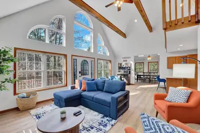 Image de Cozy Family Chalet - Hot Tub, Fire Pit, Game Room