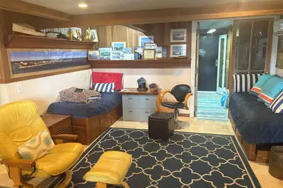 Image de Charming 1-bedroom cottage in brilliant Stock Island Artistic marina