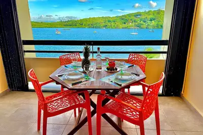 Image de T2 de rêve lumineux avec vue sur mer et piscine