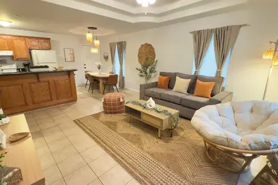 Image de Boho Style 2-bedroom/1 King Bed apartment with Bbq Grill in Edinburg