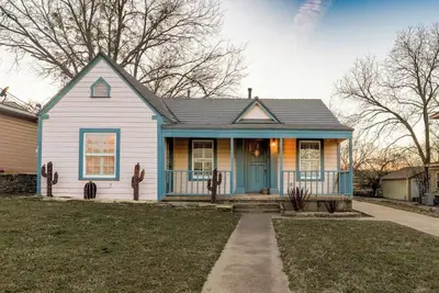Image de Vintage Rodeo style home in historic Downtown Weatherford Tx.