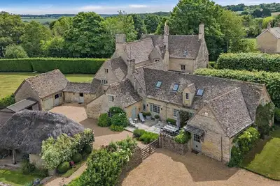 Image de Finstock Manor, a Grade Ii* listed retreat in the Heart of The Cotswolds.