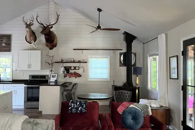 Image de Cabin on secluded horse farm with stocked pond.