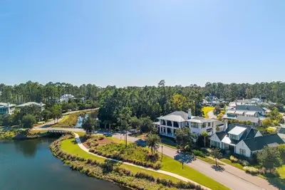 Image de 5 Bd Lakefront Haven in Moreland Village