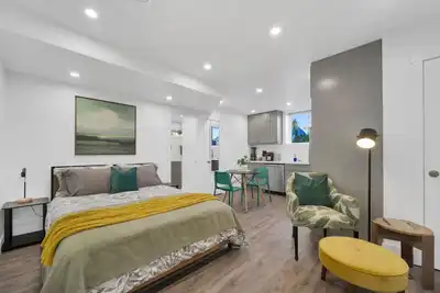 Image de Bright & Trendy Basement Studio | Near Downtown