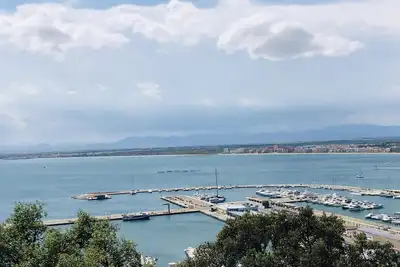 Image de Oasis de tranquillité à Roses : appartement moderne avec terrasse et vue sur la mer
