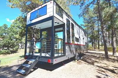 Image de The Ponderosa Perch, a modern tiny home nestled in the pines of Elizabeth