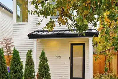 Image de M Avenue House, steps from shops, dining, and arts