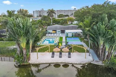Image de Lakefront Villa / Private Beach / Pickleball court