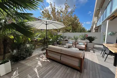 Image de Appartement design idéalement situé avec jardin privatif et piscine commune.