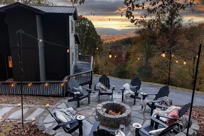 Image de Romantic winter getaway with Mountain View's near Asheville Pet friendly+hot tub