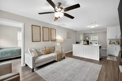 Image de \nStylish 4br/2ba Home in the Heart of Houston; Sleeps 9, Modern Comfort & Charm