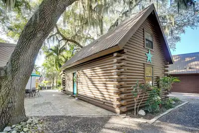 Lake Okeechobee Dockside Cabin w/ Pool Access