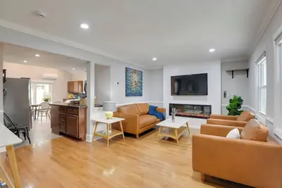 Image de Great for Gatherings! Charming Woodbridge Duplex